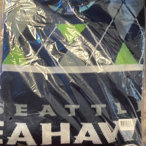 NFL TEAM APPAREL SEATTLE SEAHAWKS ARGYLE PRINT SWEATER NAVY BLUE & GREEN Size S - Picture 14 of 14